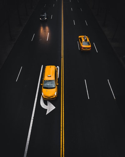 黄色的SUV在道路左转信号
